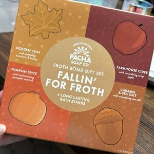 Pacha Soap Co. Fallin' for Froth Bath Bomb Gift Set